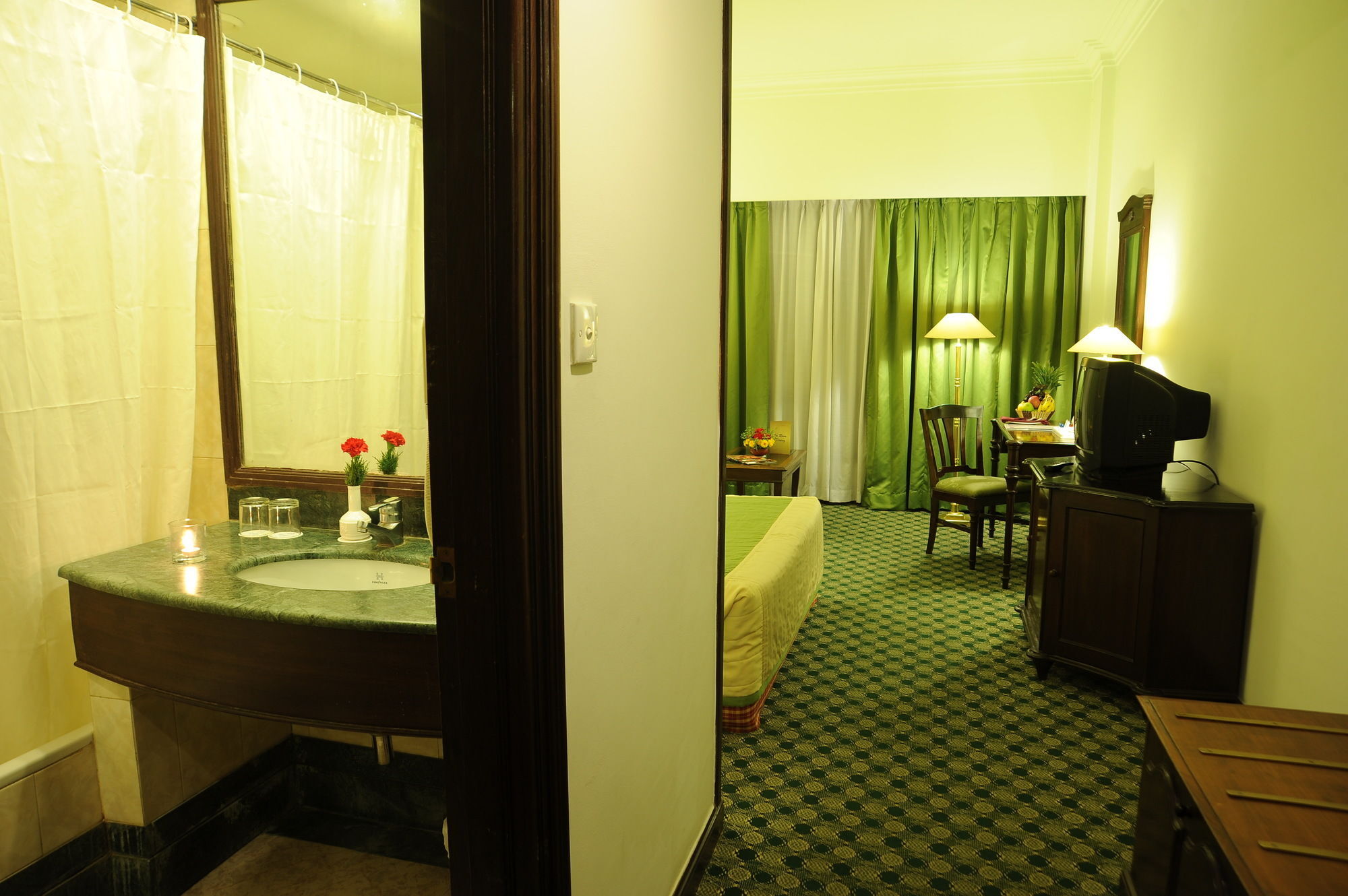 Grand Hotel Kathmandu Exteriör bild
